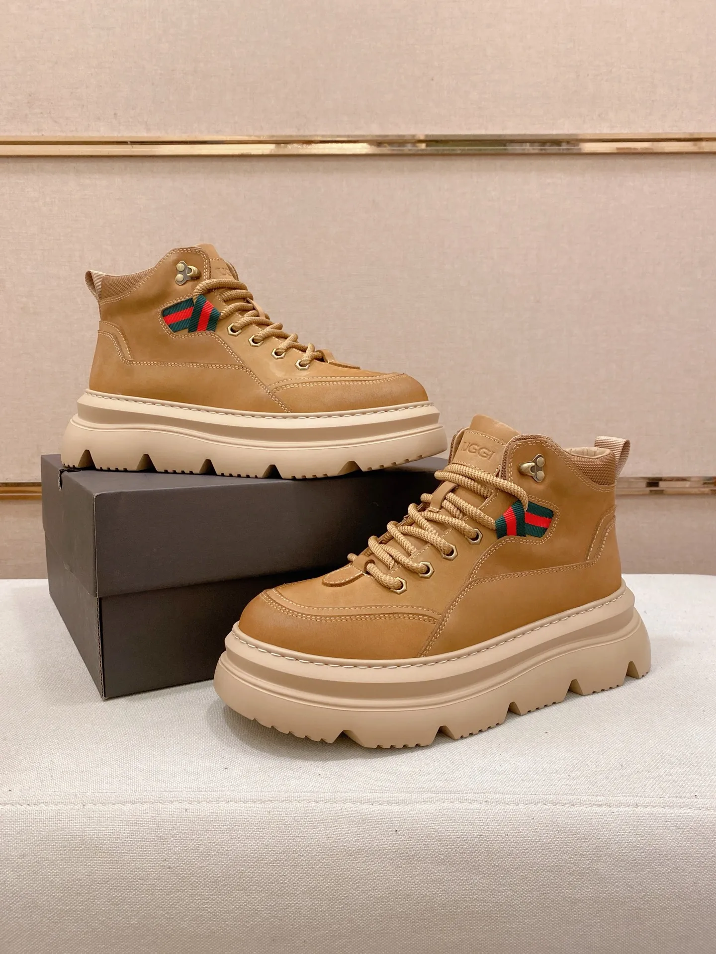 Factory price: 700💰New UGG fur-integrated men's simple and fashionable snow shoes. The most worth buying at the end of this year are warm casual shoes. Whether you are out and about at home, their comfortable and warm performance will be your most suitable fashion companion! The material is cowhide upper and imported wool is used inside. Two layers of cowhide for warmth and comfort! The eva+ rubber patch outsole is cushioned, non-slip and wear-resistant, and has good elasticity. It is light and wear-resistant, comfortable and soft, and the new simple cut is more fashionable. It has both practicality and fashion sense, so you no longer have to worry about how to match it in winter, while still maintaining your fashionable taste. High-quality genuine wool produced in Dongguan. The material depends on the details! Size: 39-40-41-42-43-44-45 sneaker size